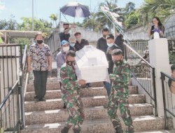 Satgas TMMD ke-111 Bersama Warga Memboyong Alm Longdong ke Lahan Pekuburan