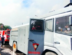 Polres Bitung Kerahkan 1 Unit Kendaraan Water Canon Bantu Padamkan “Si Jago Merah”