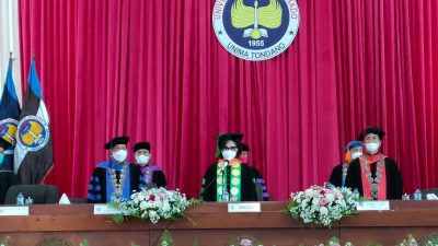 Rektor Unima Mewisuda 593 Wisudawan
