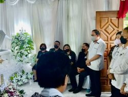 Bupati ROR Hadiri Ibadah Pemakaman Ayah Mertua Kadis Kominfo