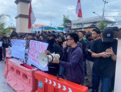Protes Penggusuran Lahan, Ratusan Mahasiswa Unjuk Rasa di Depan Polda Sulut