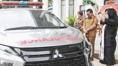 Melayani Dengan Cinta! Maurits-Hengky Salurkan Mobil Ambulance ke-Kecamatan Aertembaga