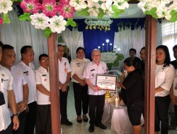 Wakil Bupati Sitaro Serahkan Santunan Duka ke Warga