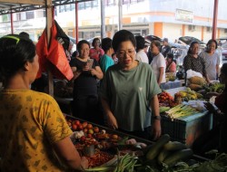 PJ Bupati Sangihe Turun Langsung Mengecek Harga Bapok di Kecamatan Tamako