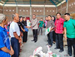 Limi Salurkan Bantuan Beras di Kecamatan Dumoga Tengah