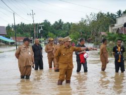 Serahkan Bantuan, Pj Bupati Bolmut Tinjau Lokasi Banjir di Desa Sonuo dan Jambusarang