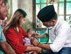 Pj Bupati Bolmong Temui dan Periksa Langsung Kondisi Kesehatan Bocah Viral di Desa Dominsil
