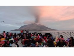 Sebanyak 330 Pengungsi Akibat Erupsi Gunung Ruang Berhasil di Evakuasi KRI KAKAP – 811