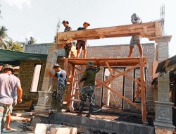 Gotong-Royong Personil Satgas TMMD ke-111 Bantu Pekerjaan Bangunan Rumah Warga