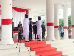 Bupati Bolmong Serahkan Duplikat Bendera Merah Putih