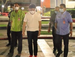 Walikota Manado bersama Kadis DLH Tinjau Pemasangan Lampu Seputar TKB