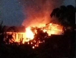 Akibat Arus Pendek Listrik Satu Bangunan Keluarga Thomas londoran Ludes Terbakar