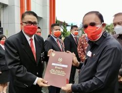 Diserahkan Bupati ROR, Kadis Kominfo Cs Terima Satya Lencana Dari Presiden Jokowi