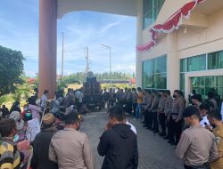 Pendukung Guntur Paksa Masuk Gedung DPRD