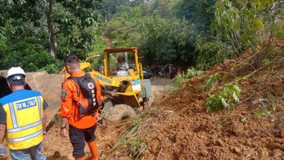 Kendaraan Sudah Bisa Melintas, Longsor di Desa Lobong Sistem Buka-Tutup Jalan