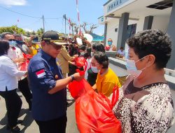 Kunjungi Miangas, Wabup MAP Serahkan Bantuan Sembako