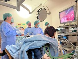 Gunakan Alat Canggih, Dokter Andi Silangen Sukses Pimpin Operasi Perdana Batu Empedu di RSUD ODSK