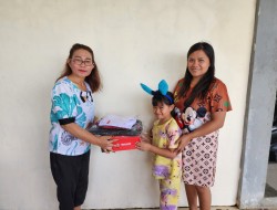 Hukum Tua Toulimembet Serahkan Bantuan Seragam Sekolah