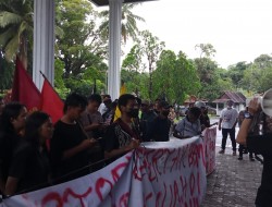 Aktivis Minahasa Geruduk Gedung DPRD Minahasa Tolak Kenaikan Harga BBM