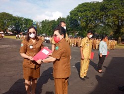 Apel Bersama Tamuntuan Serahkan SK Pensiun Dan SK Kenaikan Pangkat Kepada Sejumlah ASN Sangihe