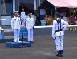 Danlanal Tahuna Muhamad Bayu Pranoto Bertindak Sebagai Inspektur Upacara Dalam Peringatan HUT TNI ke-77 Tahun 2022