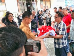 Hengky Honandar Serahkan Bansos ke 46 Kelompok KUBE Binaan Dinsos Bitung