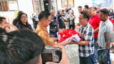 Hengky Honandar Serahkan Bansos ke 46 Kelompok KUBE Binaan Dinsos Bitung