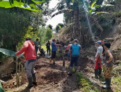 Pemerintah Bersama Masyarakat Desa Paslaten Laksanakan Kerja Bakti di Titik Longsor