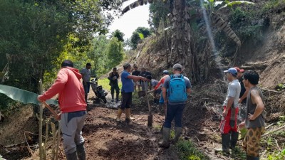 Pemerintah Bersama Masyarakat Desa Paslaten Laksanakan Kerja Bakti di Titik Longsor