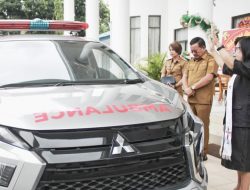 Melayani Dengan Cinta! Maurits-Hengky Salurkan Mobil Ambulance ke-Kecamatan Aertembaga