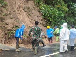 Masyarakat Desa Timbukar Bersama Babinsa Bersihkan Jalur Longsor