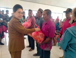 PJ Bupati Sangihe Rinny Tamuntuan Serahkan Bantuan Kepada Warga di Pulau Lipang