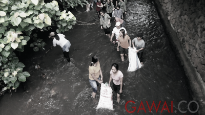 Diguyur Hujan Warga Batuputih Gotong Royong Bersih-Bersih Aliran Sungai 
