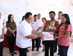 Serahkan Bantuan, RD: Diharapkan Dapat Membantu Ringankan Beban Warga