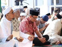 Momen Bupati ROR Hadiri Salat Id