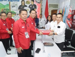 Ketua DPC Caroll Senduk Serahkan 25 Bacaleg Pemilu Serentak 2024 PDI-P Tomohon ke KPU