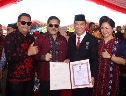 Hadiri PENAS Ke-XVI KTNA 2023 Sumbar, Walikota Caroll Senduk Terima Penghargaan Satyalancana Wira Karya Dari Presiden