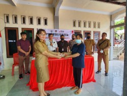 Serahkan BLT, Hukum Tua Toulimembet Pastikan Masyarakat Layak Penerima