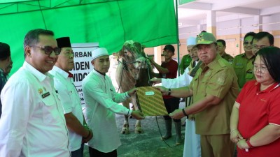 Wabup RD Serahkan Bantuan Hewan Kurban Presiden Kepada Masyarakat Kampung Jawa Tondano