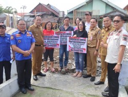 Walikota Senduk Serahkan Bantuan Korban Bencana Kebakaran Rumah di Kelurahan Kamasi