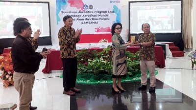 Hebat, Rektor Unima Terima Penganugerahan Tokoh Pendidikan Indonesia