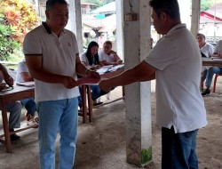 Hukum Tua Rumengkor Induk Serahkan SK Perangkat Baru