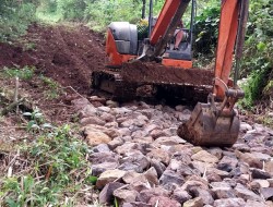 Pemdes Rumengkor Induk Lanjutkan Proyek Jalan Usaha Tani