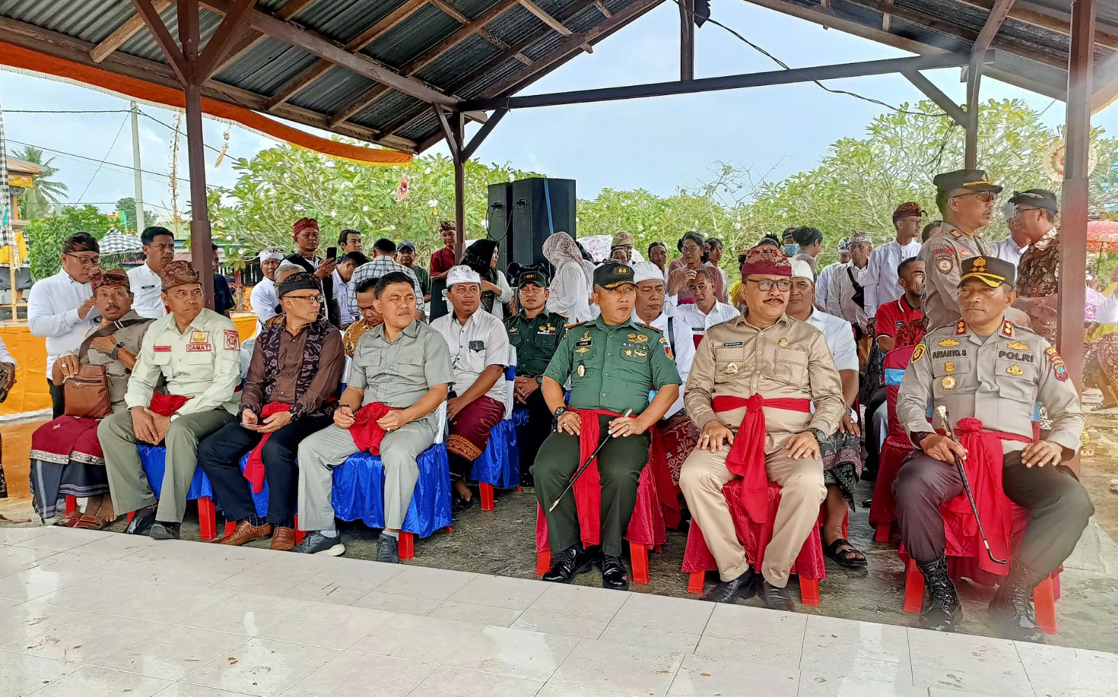 Pj Bupati Ir Limi Mokodompit MM Bersama Ketua DPRD Bolmong Welty Komaling, Forkopimda dan Umat Hindu. (Foto: Indra S. S. Ketangrejo)