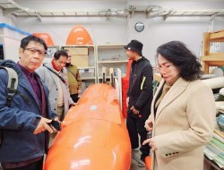 Kunjungi Chiba University of Japan, Unima Serahkan Karangan Bunga