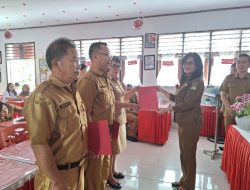 Sekda Lynda Watania Serahkan Tiga SK Plt Kepsek SMP di Langowan