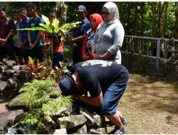 Danlanal Tahuna Muryanto Ziarah ke Makam Raja Tatehe Woba dengan Menggelar Bakti Sosial 