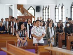 Pj Bupati Minahasa Bersama Istri Ikuti Ibadah Minggu Sengsara III di GMIM Moria Sasaran