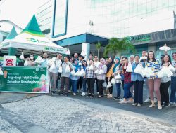 Pegadaian Kanwil V Manado Berbagi 500 Takjil Kepada Pengendara dan Masyarakat