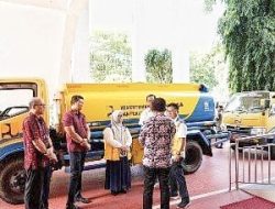 Pemkot Bitung Kecipratan Dua Unit Truk Pelayanan Air Bersih Bantuan BPPW Sulut